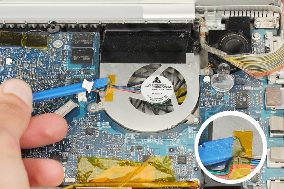 Guide photos remplacement haut-parleur droit Macbook Pro 17" Modèles A1151, A1212, 1229 & A1261 (Etape 17 - image 4)