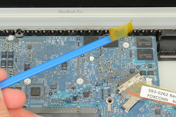 Guide photos remplacement haut-parleur droit Macbook Pro 17" Modèles A1151, A1212, 1229 & A1261 (Etape 52 - image 3)