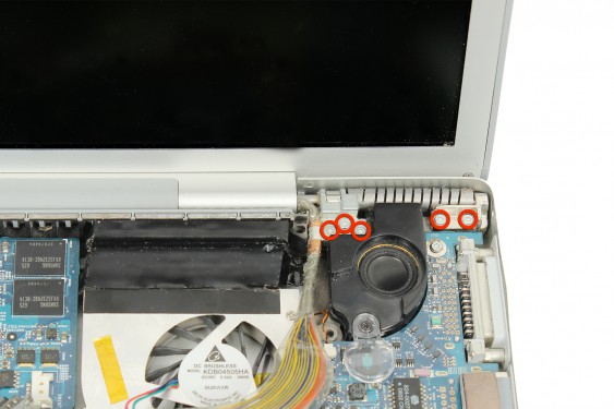 Guide photos remplacement caméra (isight) Macbook Pro 17"  Modèles A1151, A1212, 1229 & A1261 (Etape 20 - image 1)