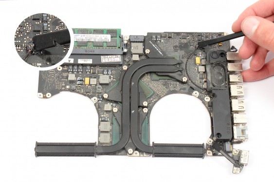 Guide photos remplacement haut-parleur gauche MacBook Pro 15" Fin 2008 - Début 2009 (Modèle A1286 - EMC 2255) (Etape 33 - image 2)