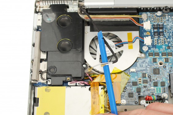 Guide photos remplacement haut-parleur droit Macbook Pro 17" Modèles A1151, A1212, 1229 & A1261 (Etape 26 - image 2)