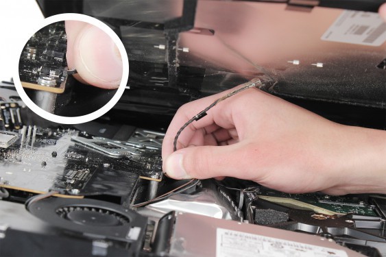 Guide photos remplacement haut-parleur droit iMac 24" mi-2007 & début 2008 (EMC 2134 et 2211) (Etape 17 - image 1)