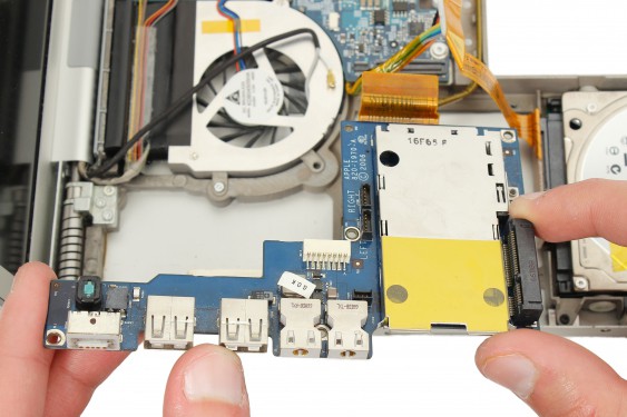 Guide photos remplacement haut-parleur droit Macbook Pro 17" Modèles A1151, A1212, 1229 & A1261 (Etape 42 - image 4)