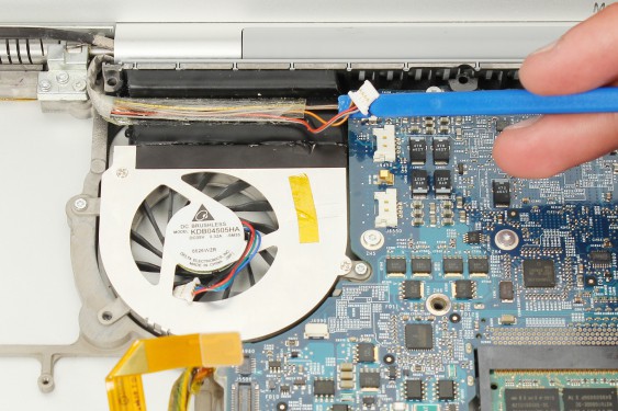 Guide photos remplacement haut-parleur droit Macbook Pro 17" Modèles A1151, A1212, 1229 & A1261 (Etape 50 - image 2)