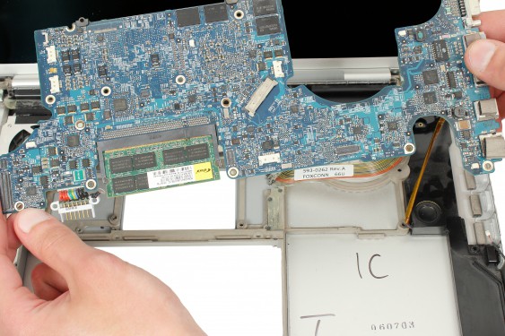 Guide photos remplacement haut-parleur droit Macbook Pro 17" Modèles A1151, A1212, 1229 & A1261 (Etape 57 - image 3)