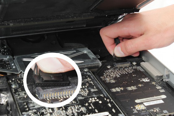 Guide photos remplacement plastique latéral droit de l'alimentation iMac 27" fin 2009 (EMC 2309 et 2374) (Etape 9 - image 2)