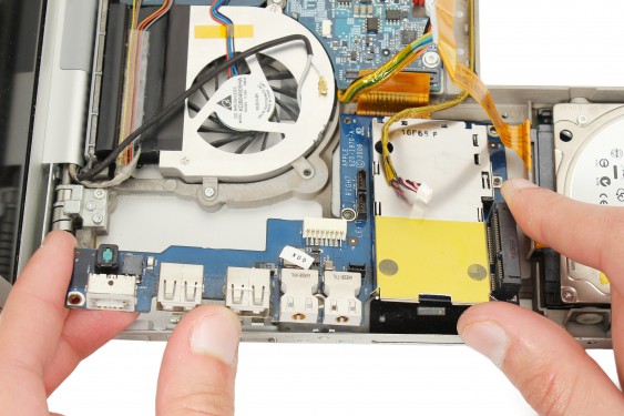 Guide photos remplacement haut-parleur droit Macbook Pro 17" Modèles A1151, A1212, 1229 & A1261 (Etape 42 - image 3)