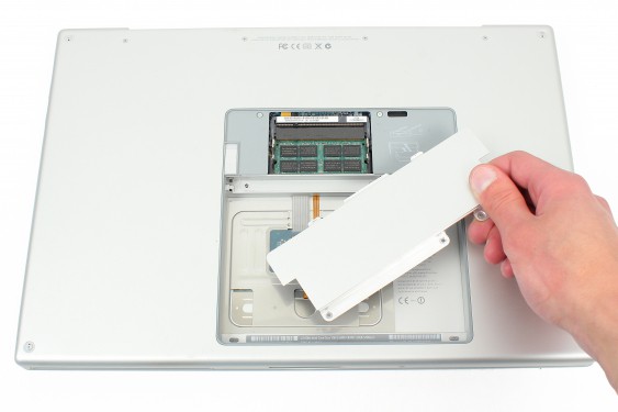 Guide photos remplacement haut-parleur droit Macbook Pro 17" Modèles A1151, A1212, 1229 & A1261 (Etape 6 - image 4)
