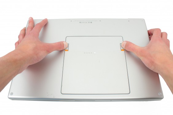 Guide photos remplacement haut-parleur droit Macbook Pro 17" Modèles A1151, A1212, 1229 & A1261 (Etape 2 - image 2)