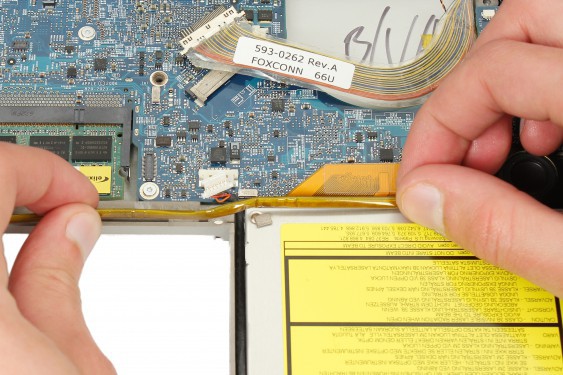 Guide photos remplacement haut-parleur droit Macbook Pro 17" Modèles A1151, A1212, 1229 & A1261 (Etape 47 - image 2)