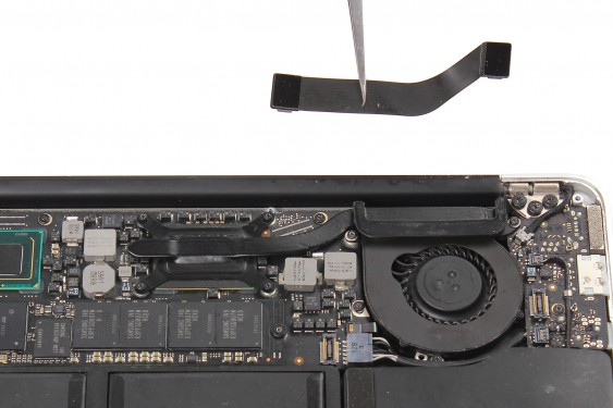 Guide photos remplacement carte d'entrées/sorties Macbook Air 13" mi-2011 EMC2469 (A1369) (Etape 5 - image 2)