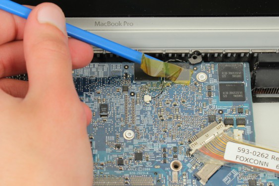 Guide photos remplacement haut-parleur droit Macbook Pro 17" Modèles A1151, A1212, 1229 & A1261 (Etape 52 - image 2)