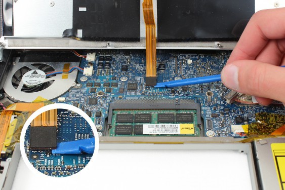 Guide photos remplacement haut-parleur droit Macbook Pro 17" Modèles A1151, A1212, 1229 & A1261 (Etape 13 - image 2)