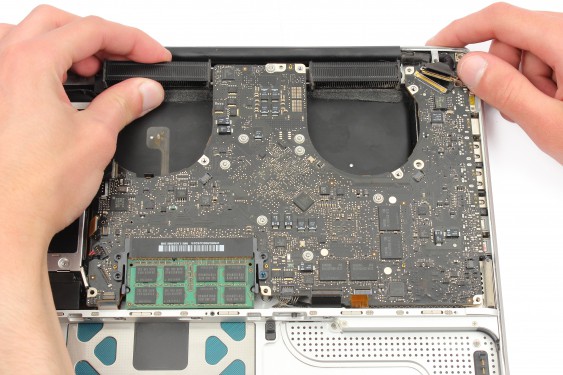 Guide photos remplacement récepteur infrarouge / support bas du disque dur MacBook Pro 15" Fin 2008 - Début 2009 (Modèle A1286 - EMC 2255) (Etape 28 - image 1)