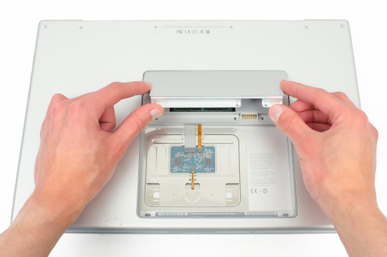 Guide photos remplacement haut-parleur droit Macbook Pro 17" Modèles A1151, A1212, 1229 & A1261 (Etape 6 - image 2)