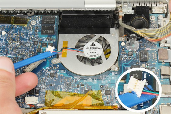 Guide photos remplacement haut-parleur droit Macbook Pro 17" Modèles A1151, A1212, 1229 & A1261 (Etape 17 - image 3)