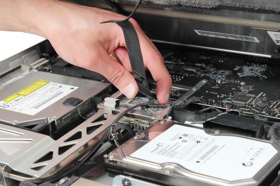 Guide photos remplacement plastique latéral droit de l'alimentation iMac 27" fin 2009 (EMC 2309 et 2374) (Etape 10 - image 2)