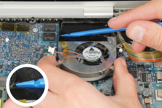 Guide photos remplacement haut-parleur droit Macbook Pro 17" Modèles A1151, A1212, 1229 & A1261 (Etape 20 - image 4)