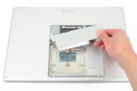 Guide photos remplacement haut-parleur droit Macbook Pro 17" Modèles A1151, A1212, 1229 & A1261 (Etape 6 - image 3)