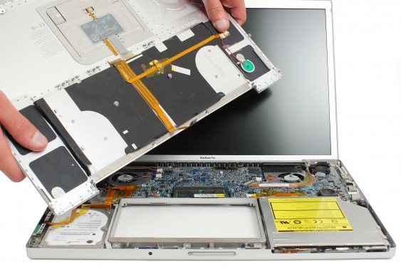 Guide photos remplacement haut-parleur droit Macbook Pro 17" Modèles A1151, A1212, 1229 & A1261 (Etape 14 - image 2)