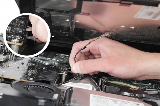 Guide photos remplacement ventilateur du lecteur optique iMac 24" mi-2007 & début 2008 (EMC 2134 et 2211) (Etape 17 - image 2)