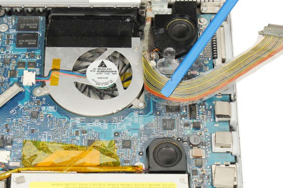 Guide photos remplacement haut-parleur droit Macbook Pro 17" Modèles A1151, A1212, 1229 & A1261 (Etape 16 - image 3)