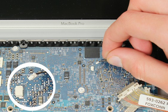 Guide photos remplacement haut-parleur droit Macbook Pro 17" Modèles A1151, A1212, 1229 & A1261 (Etape 53 - image 2)
