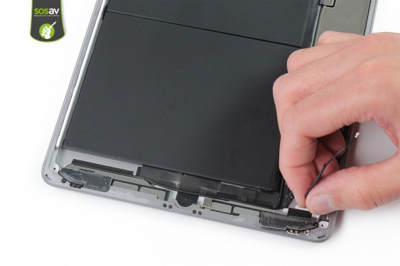 Guide photos remplacement antenne wifi droite iPad 5 (2017) (Etape 18 - image 3)