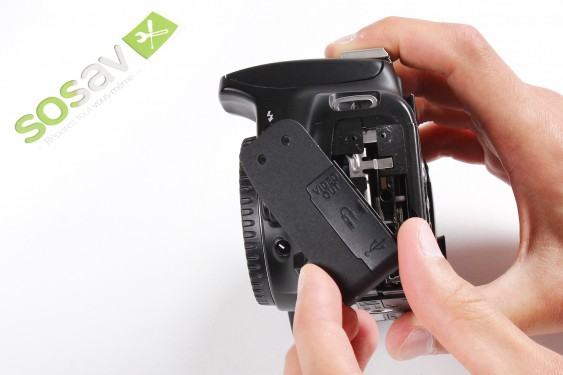 Guide photos remplacement element de fixation de la vis du trepied Canon EOS 1000D / Rebel XS / Kiss F (Etape 13 - image 4)