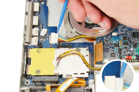 Guide photos remplacement haut-parleur droit Macbook Pro 17" Modèles A1151, A1212, 1229 & A1261 (Etape 37 - image 2)