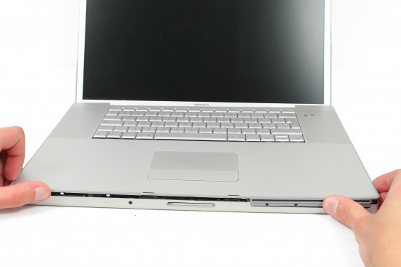 Guide photos remplacement haut-parleur droit Macbook Pro 17" Modèles A1151, A1212, 1229 & A1261 (Etape 12 - image 2)