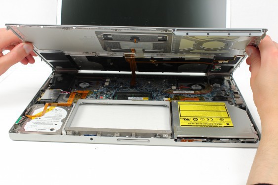 Guide photos remplacement haut-parleur droit Macbook Pro 17" Modèles A1151, A1212, 1229 & A1261 (Etape 12 - image 3)