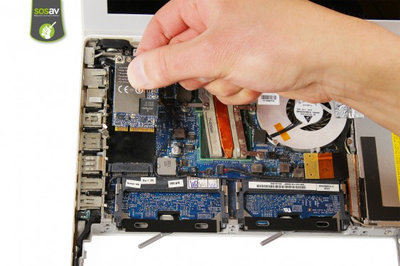 Guide photos remplacement carte wifi Macbook Core 2 Duo (A1181 / EMC2200) (Etape 11 - image 4)