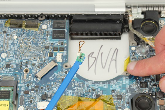 Guide photos remplacement capteur de température du châssis Macbook Pro 17" Modèles A1151, A1212, 1229 & A1261 (Etape 25 - image 3)
