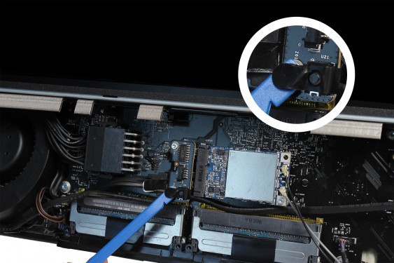 Guide photos remplacement récepteur infrarouge iMac 24" mi-2007 & début 2008 (EMC 2134 et 2211) (Etape 15 - image 1)