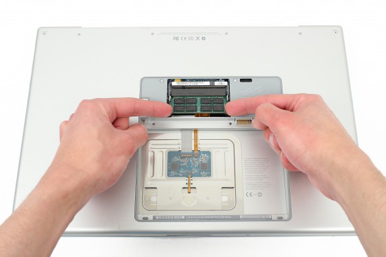 Guide photos remplacement barrettes mémoire ram Macbook Pro 17"  Modèles A1151, A1212, 1229 & A1261 (Etape 9 - image 1)