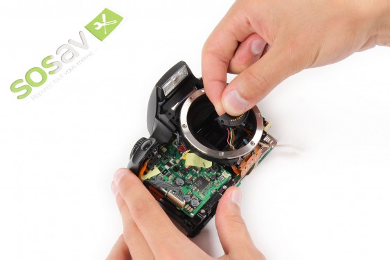 Guide photos remplacement nappe des boutons lateraux / contacts objectif Canon EOS 1000D / Rebel XS / Kiss F (Etape 32 - image 2)